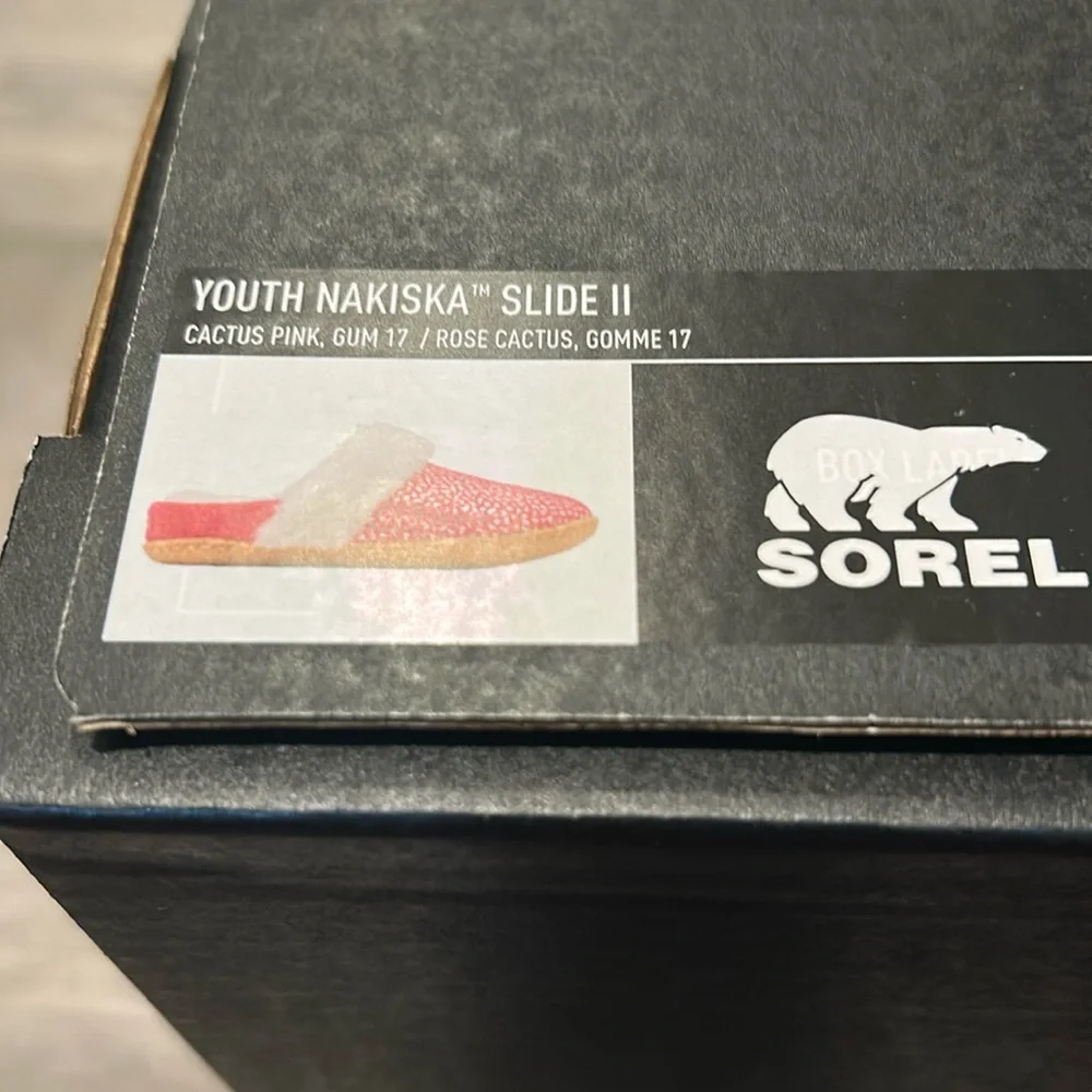 SOREL Youth Nakiska Slide II in Black and gold